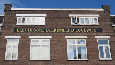 833659 Afbeelding van de boven in de gevel van het pand Oudwijkerdwarsstraat 104-110 te Utrecht geschilderde tekst ...